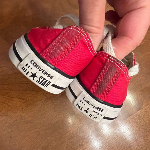 Converse Chuck Taylors red toddler size 8 gender neutral - Picture 3 of 9